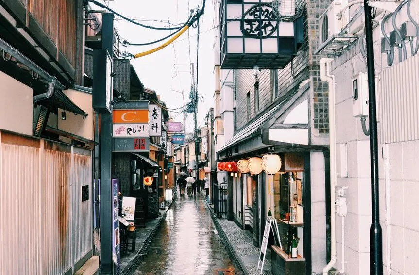 小さな店が並ぶ路地